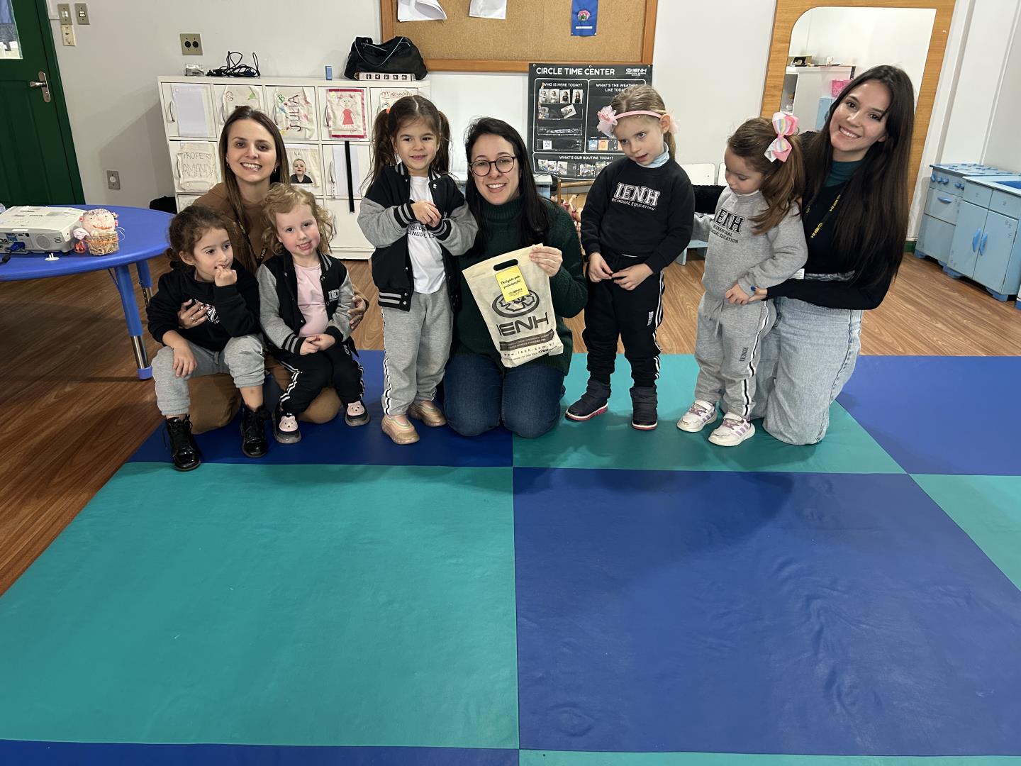 Crianças do Kindergarten 3A da Unidade Pindorama exploram o ciclo de vida das plantas