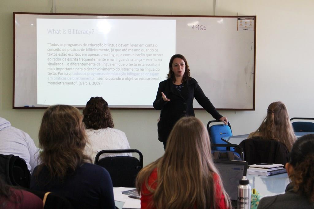 Curso Alfabetização e Letramento de Crianças Bilíngues acontece na Faculdade IENH