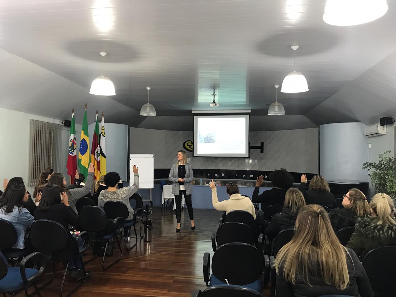 Curso de Extensão debate disciplina positiva no contexto escolar