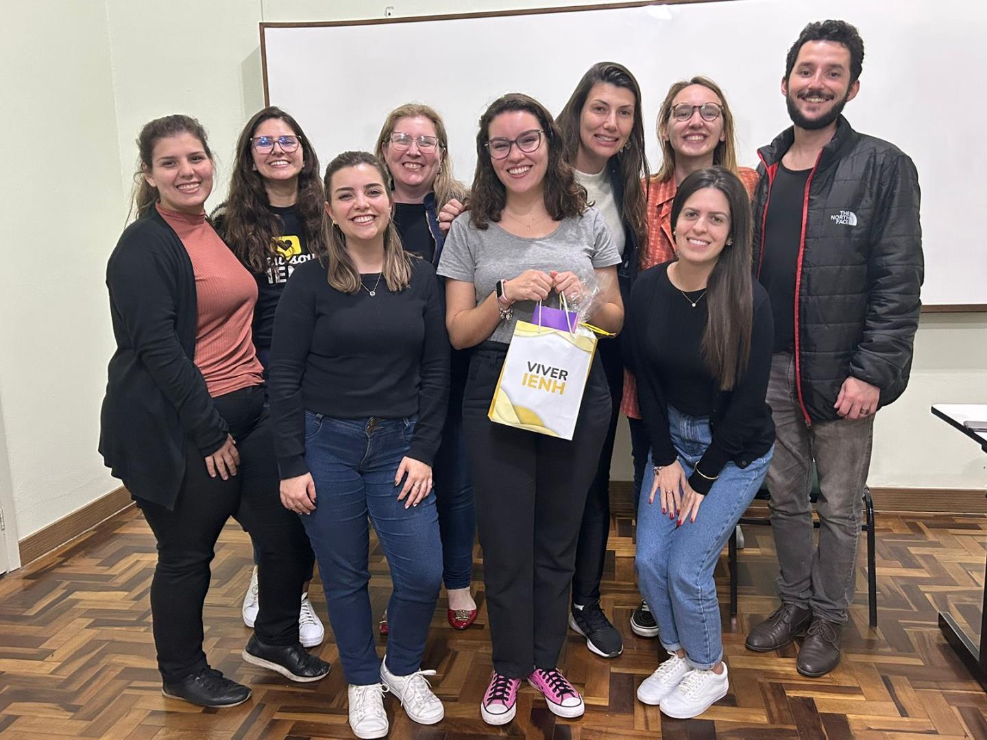 Curso de Psicologia IENH recebe egressa para palestrar sobre sua trajetória acadêmica e profissional