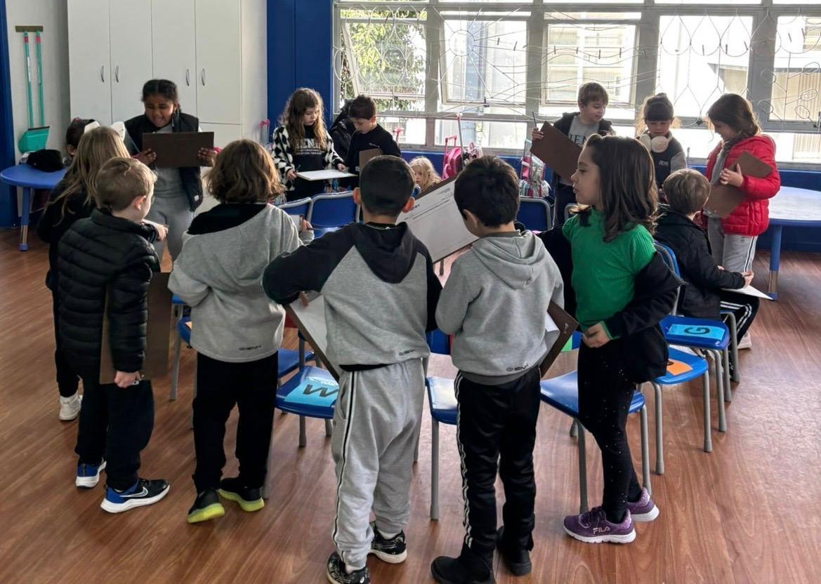 Dança das cadeiras com letras anima o aprendizado no Kindergarten 4C da Unidade Pindorama