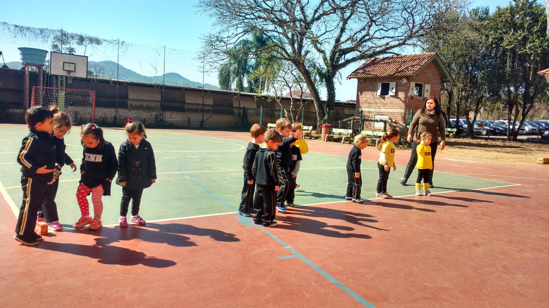 Descobrindo o corpo com as sombras na aula de Língua Inglesa