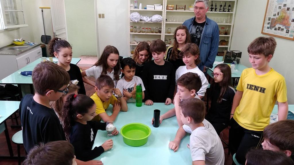 Dia de cientista: estudantes realizam experiências para comprovar a existência do ar