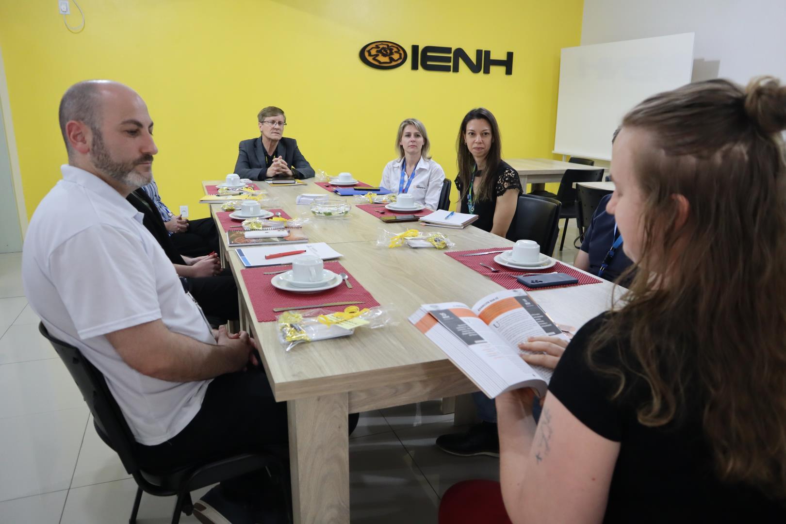 Diretores das Escolas Comunitárias de Novo Hamburgo realizam reunião na IENH