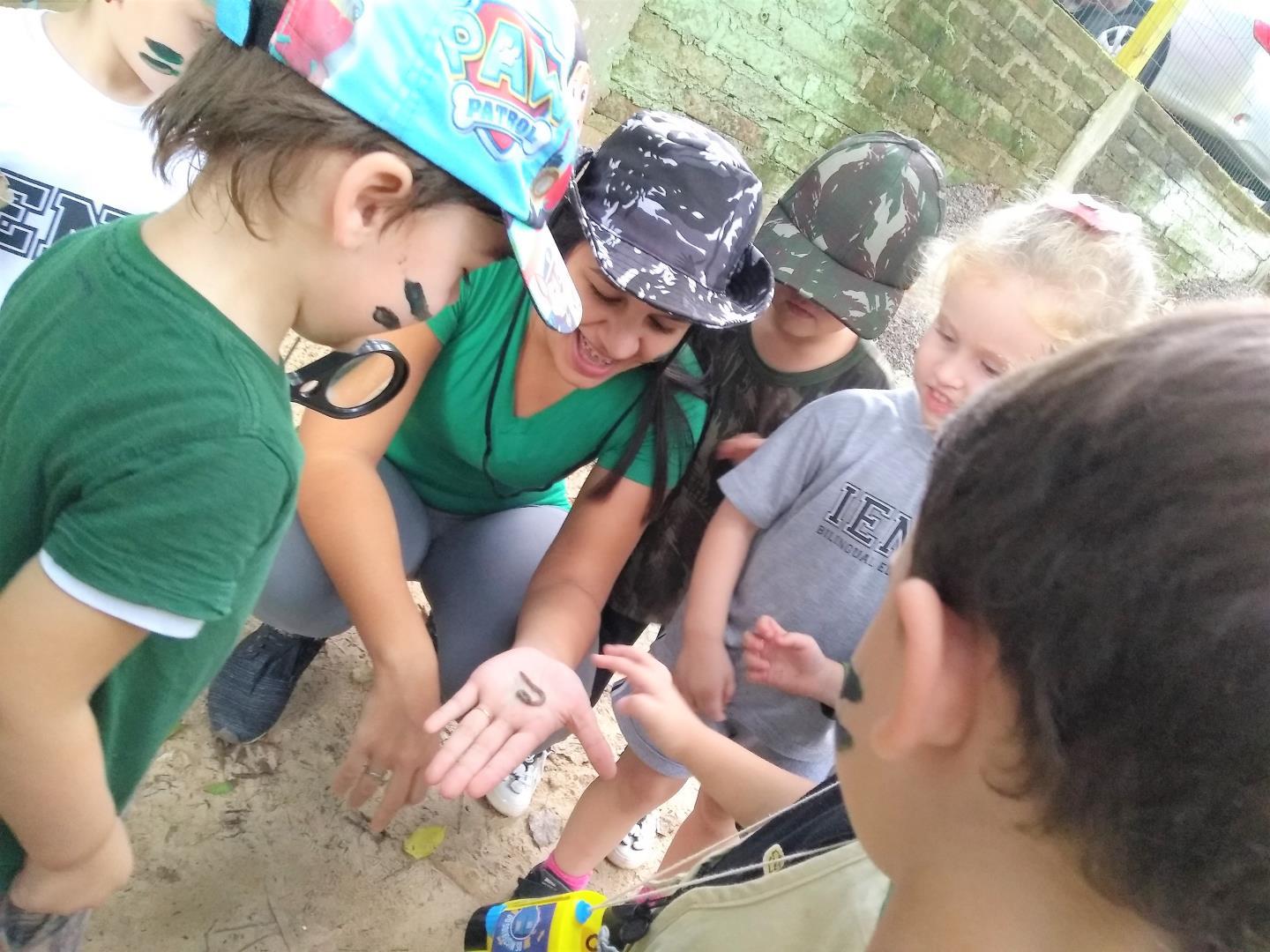 Educação Infantil da IENH realiza expedição investigativa pelo pátio da Unidade Oswaldo Cruz