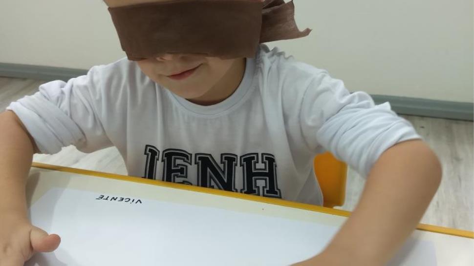 Educação Infantil da IENH trabalha a importância da visão a partir de pintura sensorial 