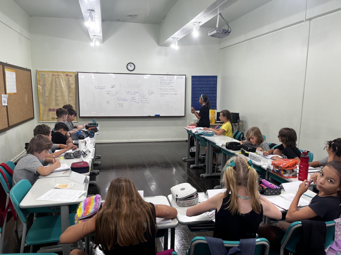 Em sala de aula, alunos do 5º ano discutem os significados da Filosofia