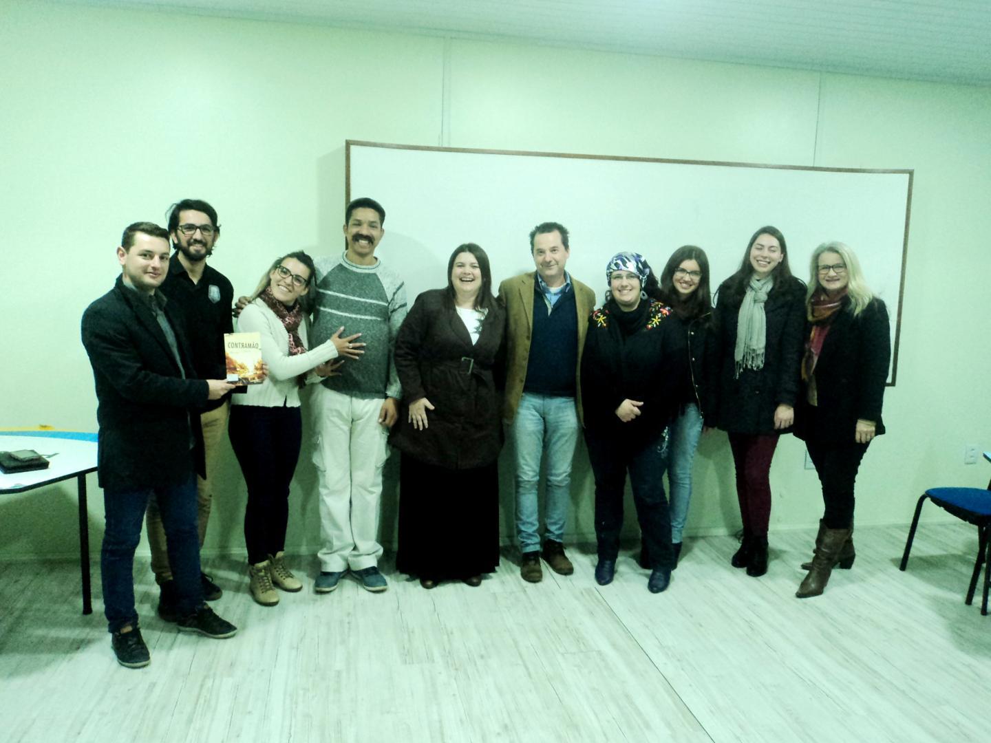 Encontro literário com Henrique Schneider na Faculdade IENH