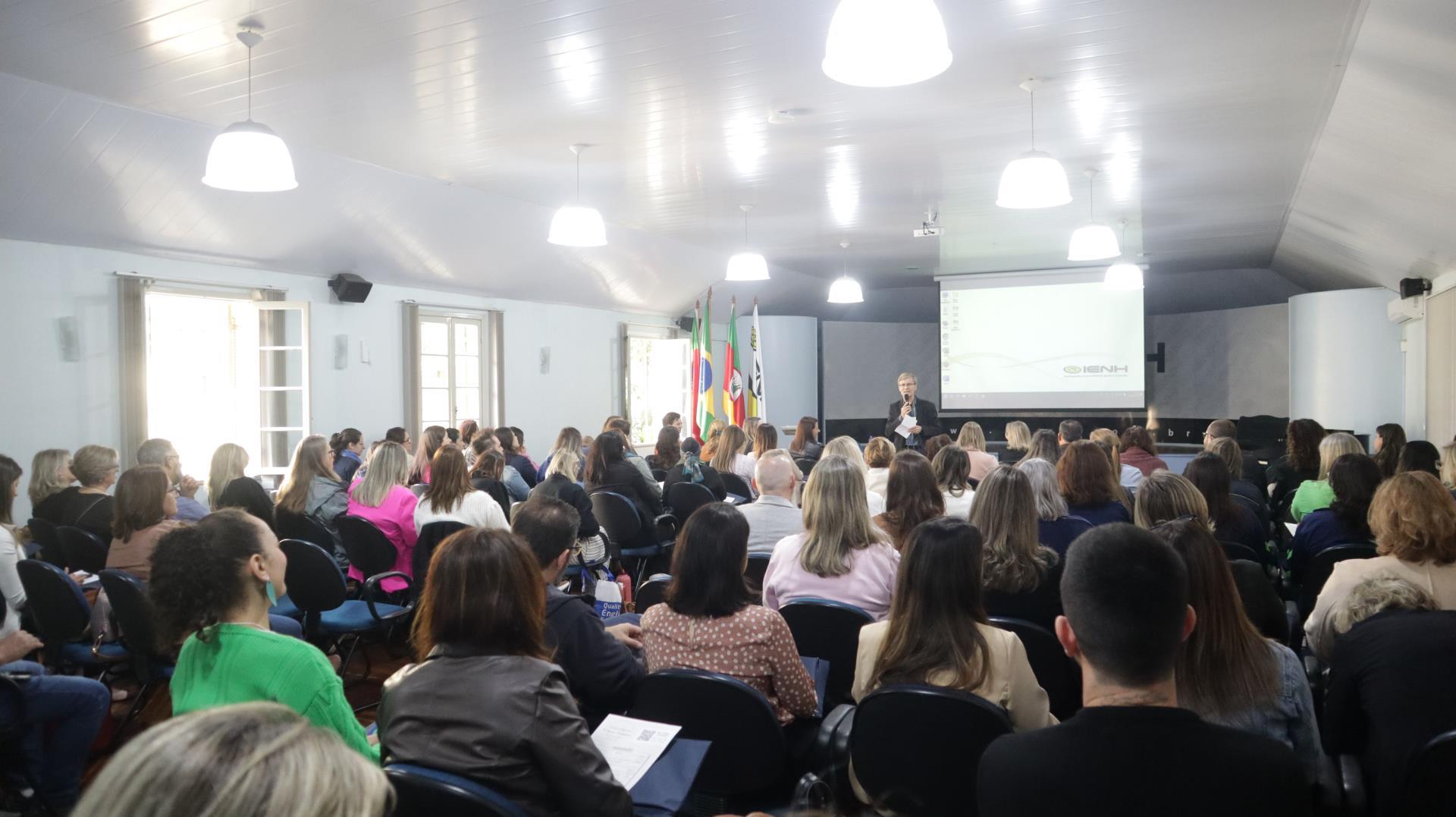 Encontro Regional de Equipes Pedagógicas é realizado pela IENH e pelo Colégio Sinodal da Paz Encontro Regional de Equipes Pedagógicas é realizado pela IENH e pelo Colégio Sinodal da Paz