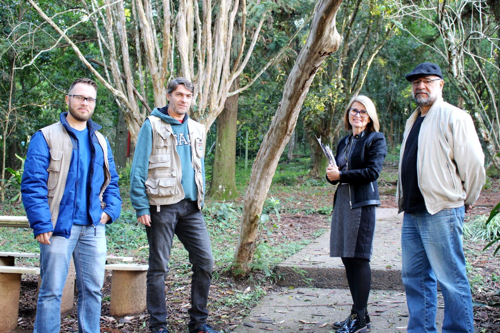 Engenheiro Florestal identifica espécies de árvores na Trilha Ecológica da Fundação Evangélica