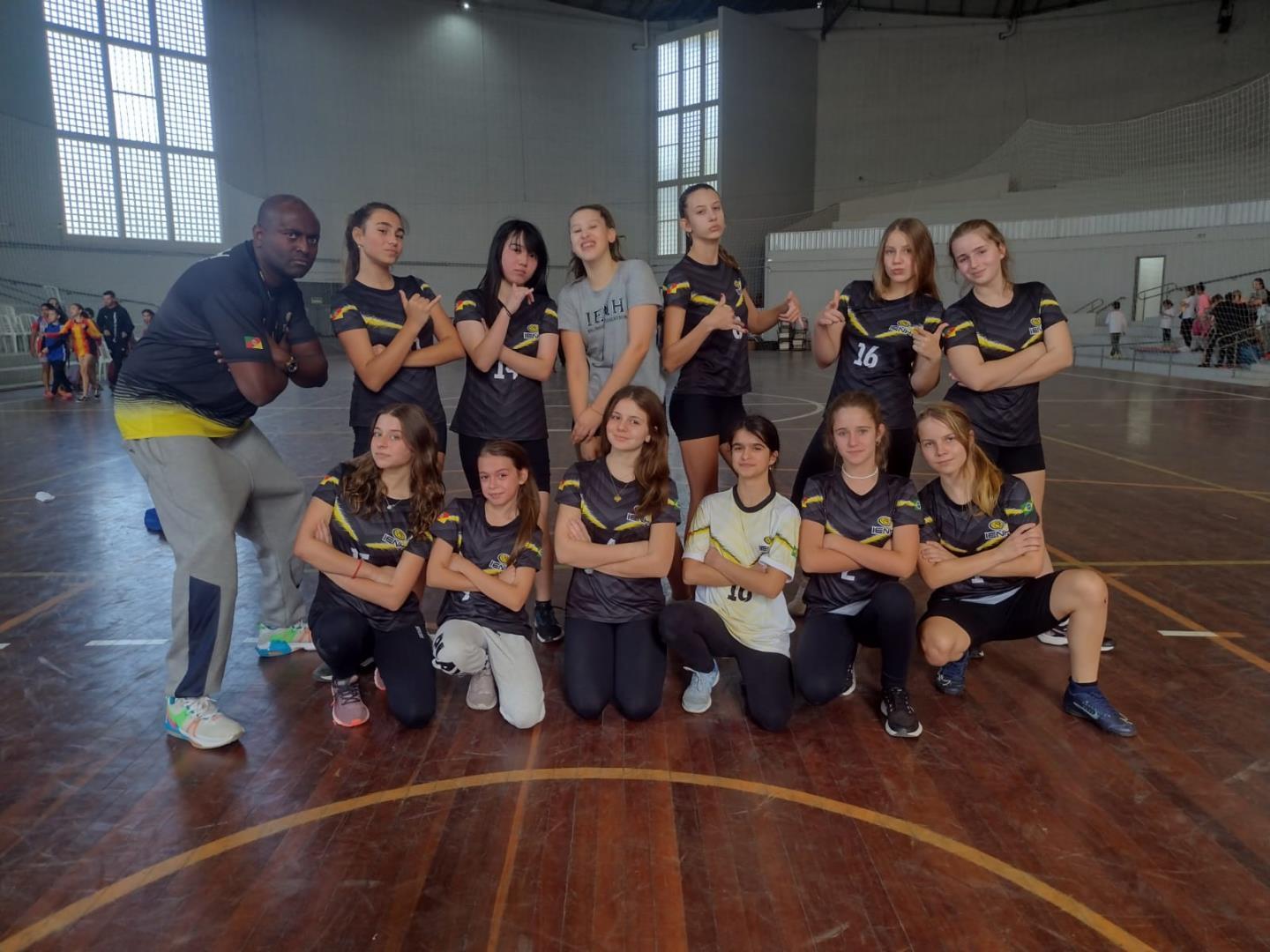 Equipe sub-13 feminina da IENH conquista 1º lugar na Olimpíada Escolar de Futsal de Novo Hamburgo