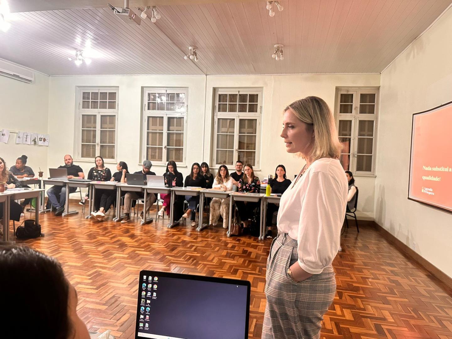 Especialista Ana Rizzon ministra aula no Curso de Psicologia