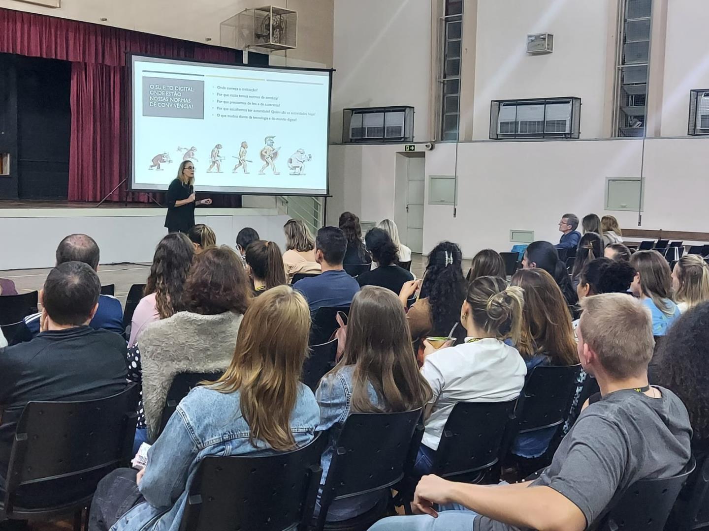 Estratégias e ações contra o Bullying e Cyberbullying são discutidas em reunião geral de professores