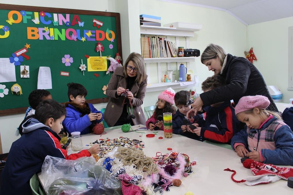 Estudantes da EMEF Nilo Peçanha visitam a Oficina do Brinquedo da IENH