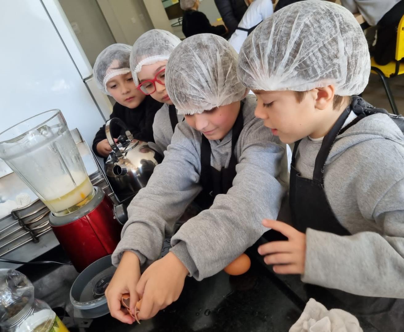 Estudantes do 2º ano D do Oswaldo Cruz participam de Cooking Class