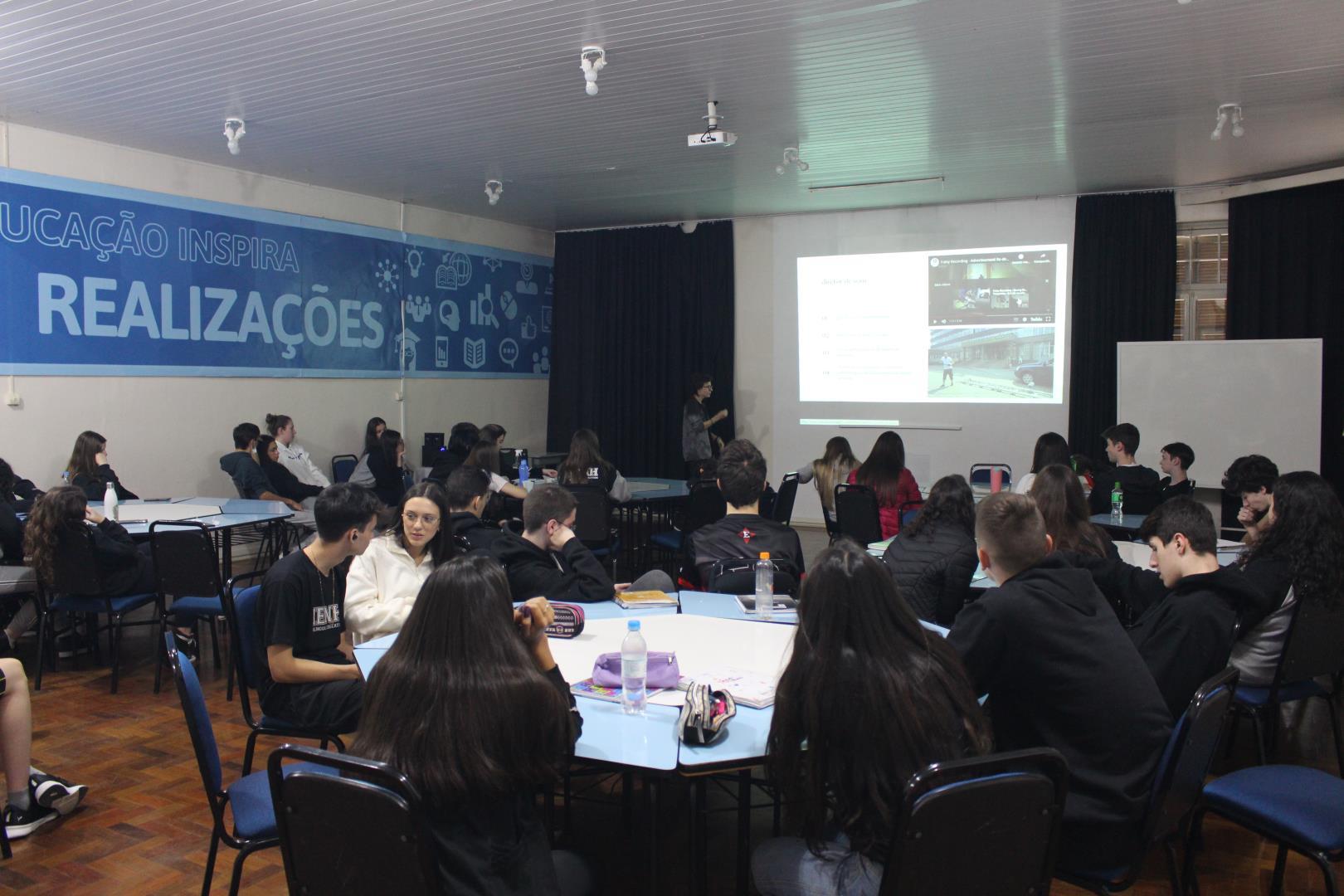 Estudantes do Ensino Médio participam de workshop sobre produção audiovisual com ex-aluno