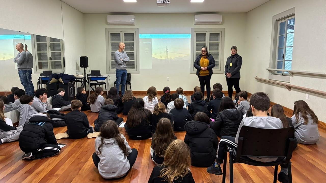 Estudantes do Year 3 da Unidade Pindorama participam de palestra sobre a evolução da fotografia