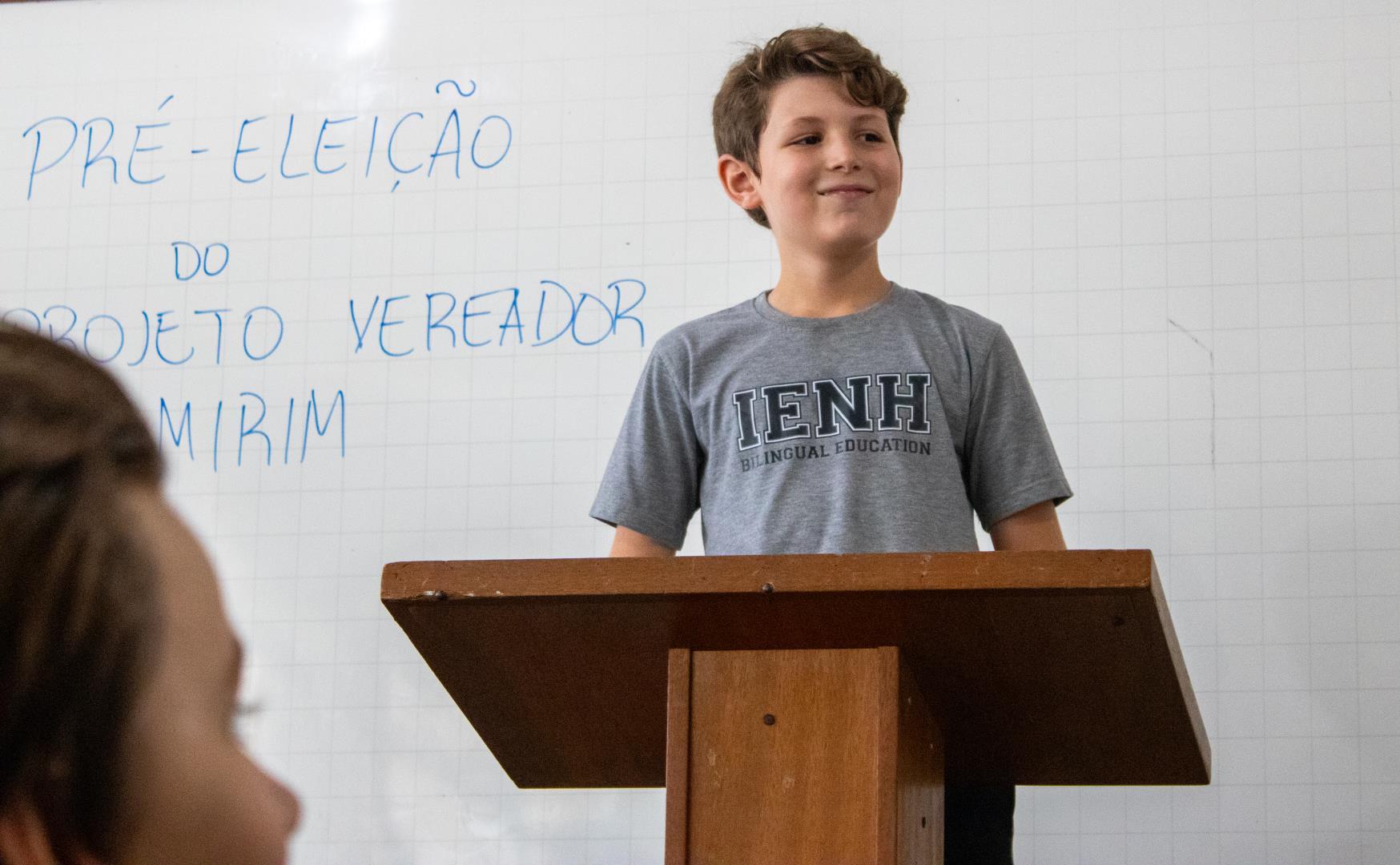 Estudantes do Year 5 da IENH vivenciam processo democrático no Projeto Vereador Mirim