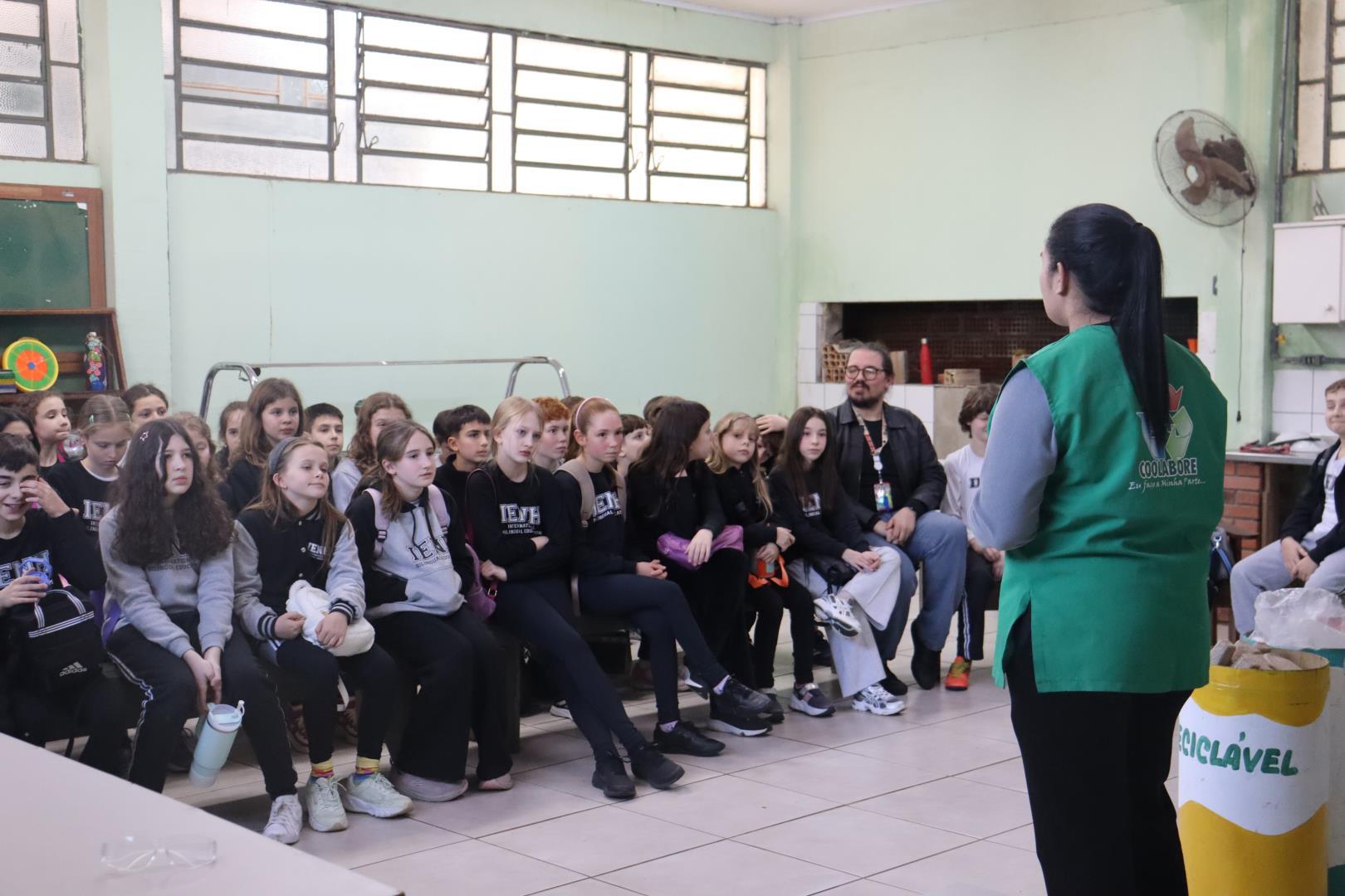 Estudantes do Year 5 da Unidade Oswaldo Cruz visitam à Cooperativa Coolabore
