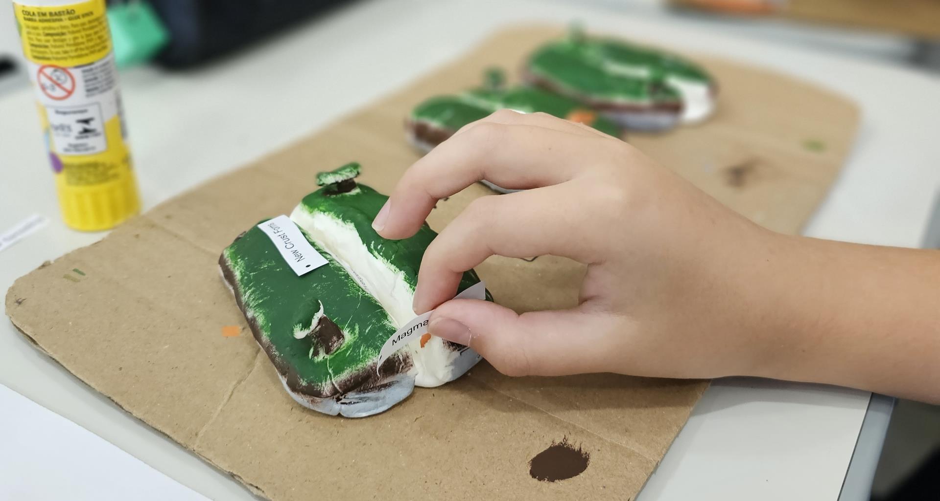 Estudantes do Year 6 da Fundação Evangélica investigam placas tectônicas e desastres naturais