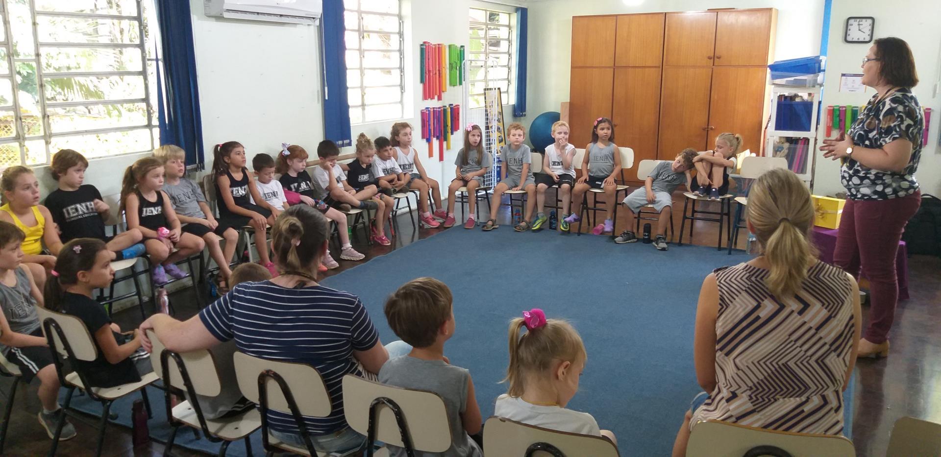 Estudantes dos 1°s anos do Ensino Fundamental participam de meditação sobre o compromisso com a vida