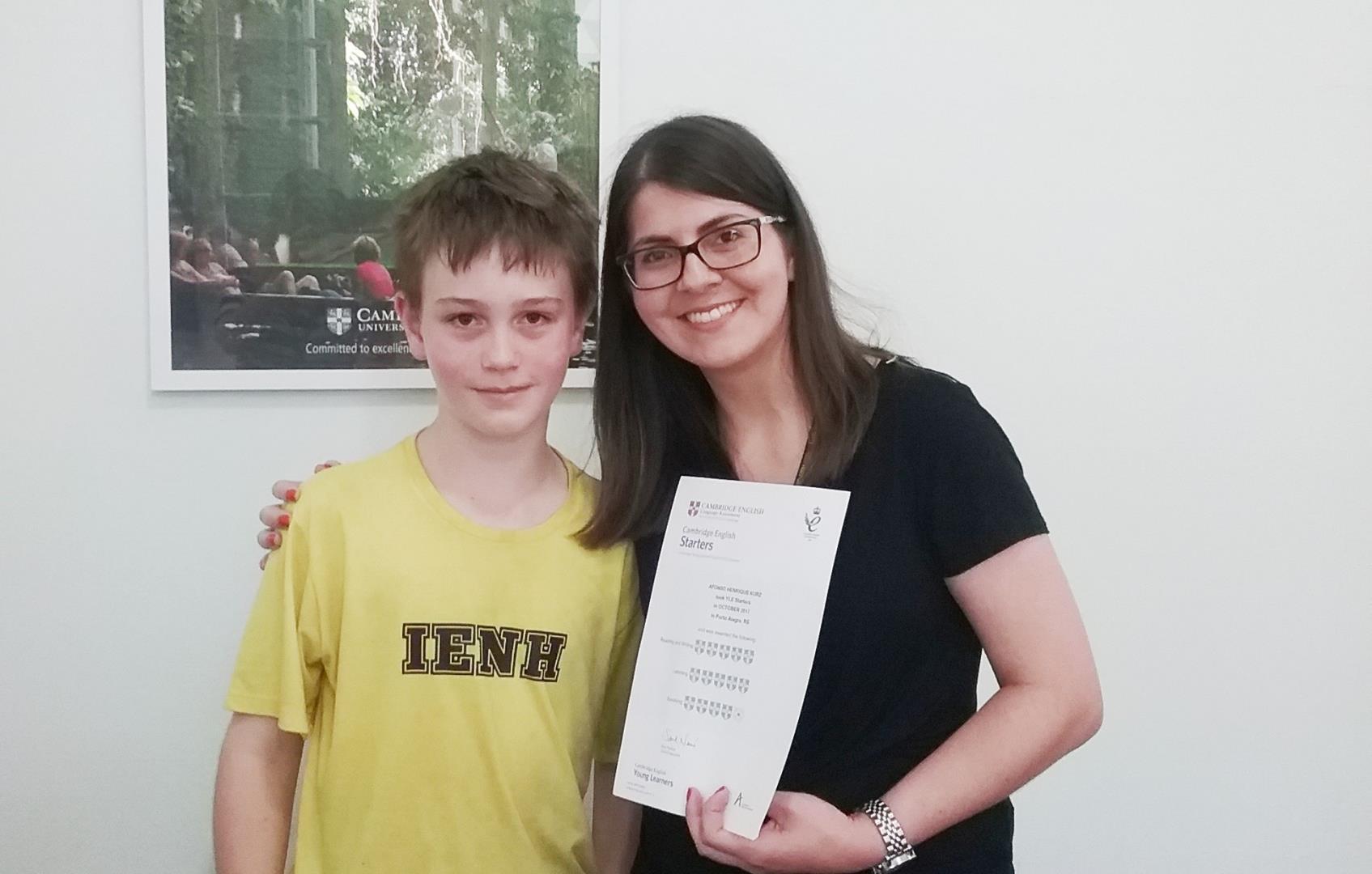 Estudantes recebem certificados de Cambridge pelo desempenho nos exames de Língua Inglesa Estudantes recebem certificados de Cambridge pelo desempenho nos exames de Língua Inglesa