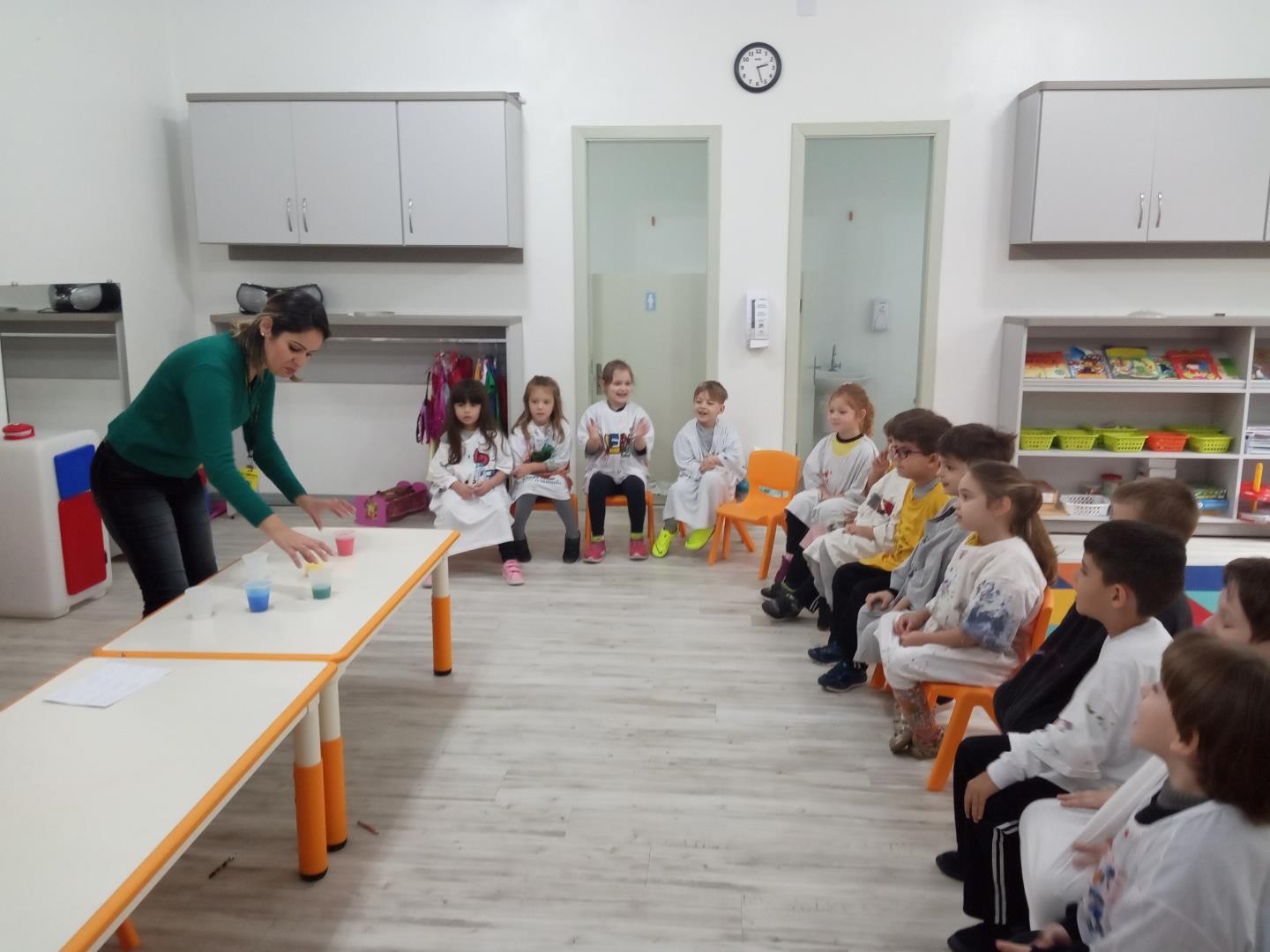 Experimentos, tintas e conhecimento na aula da Educação Infantil da IENH Experimentos, tintas e conhecimento na aula da Educação Infantil da IENH