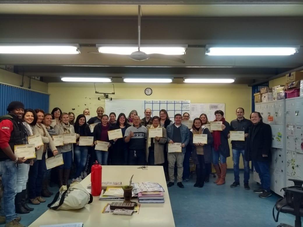 Faculdade IENH entrega certificados no Instituto Estadual Seno Ludwig