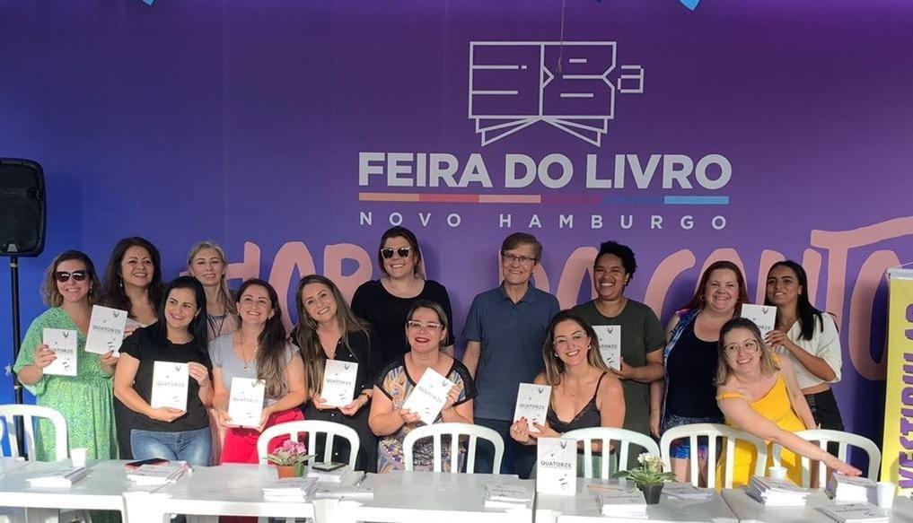 Faculdade IENH lança livro, escrito em curso de pós-graduação, na Feira do livro de Novo Hamburgo