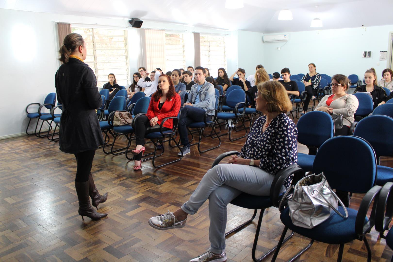 Feira das entidades reúne alunos que desenvolverão projetos sociais em 2017