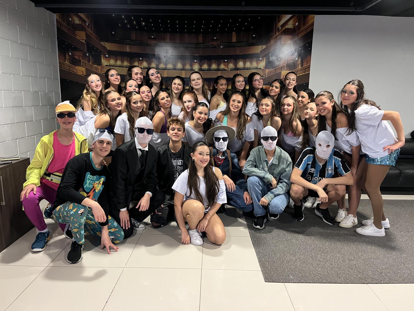 Grupo de Dança da IENH e estudantes do Year 9 participam do Dançando pela Vida