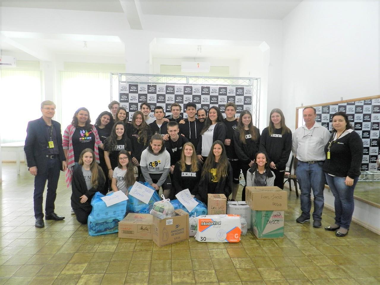 Grupo de teatro da IENH entrega doações para instituições de Novo Hamburgo