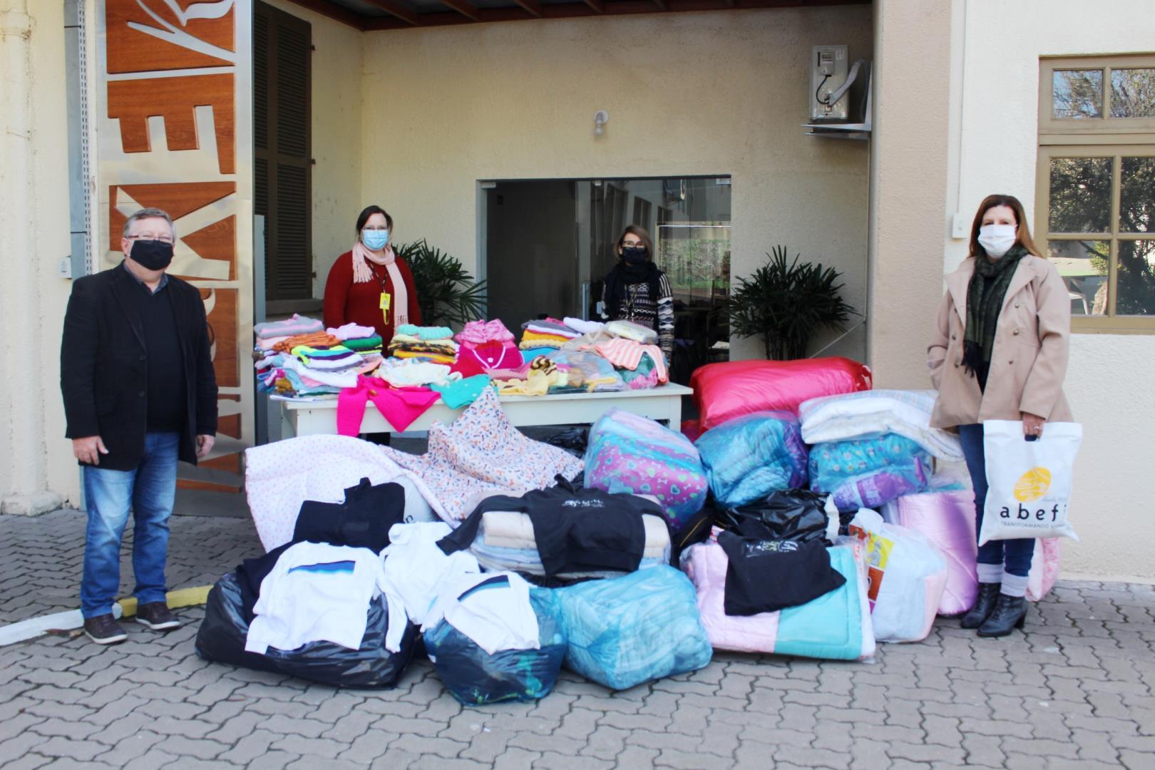 Grupo Ellos doa mais de 1700 peças de roupas e cobertas para a ABEFI