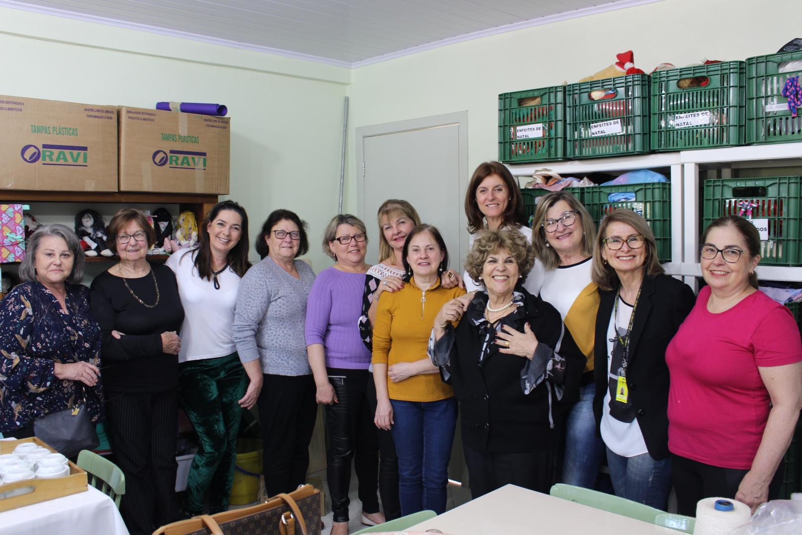 Grupo Ellos realiza chá para comemorar os 13 anos do projeto