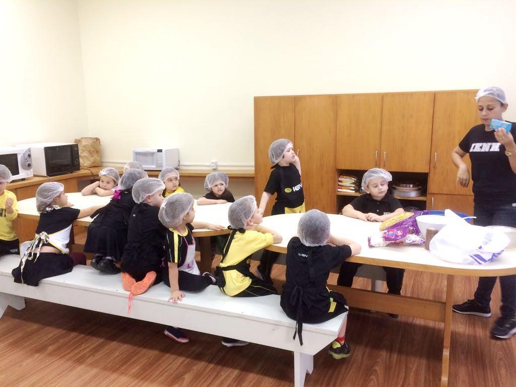 História cantada motiva aula de culinária especial em Inglês no Nível 4A História cantada motiva aula de culinária especial em Inglês no Nível 4A