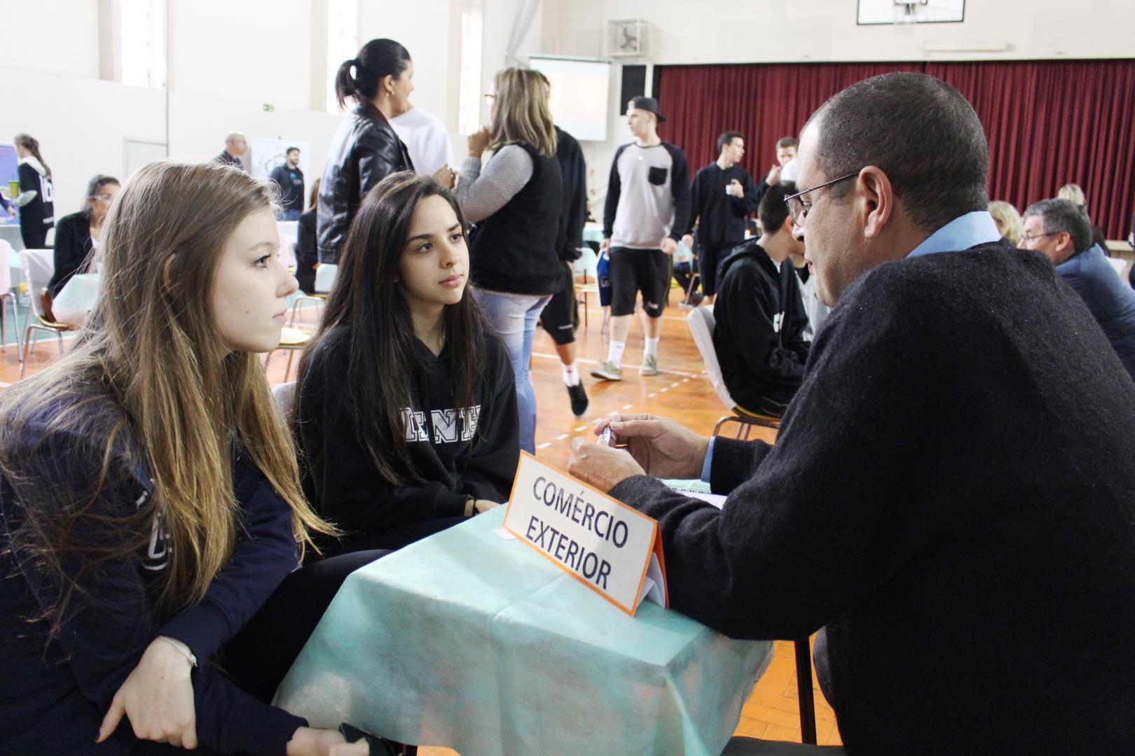 IENH promove Feira das Profissões para alunos do Ensino Médio