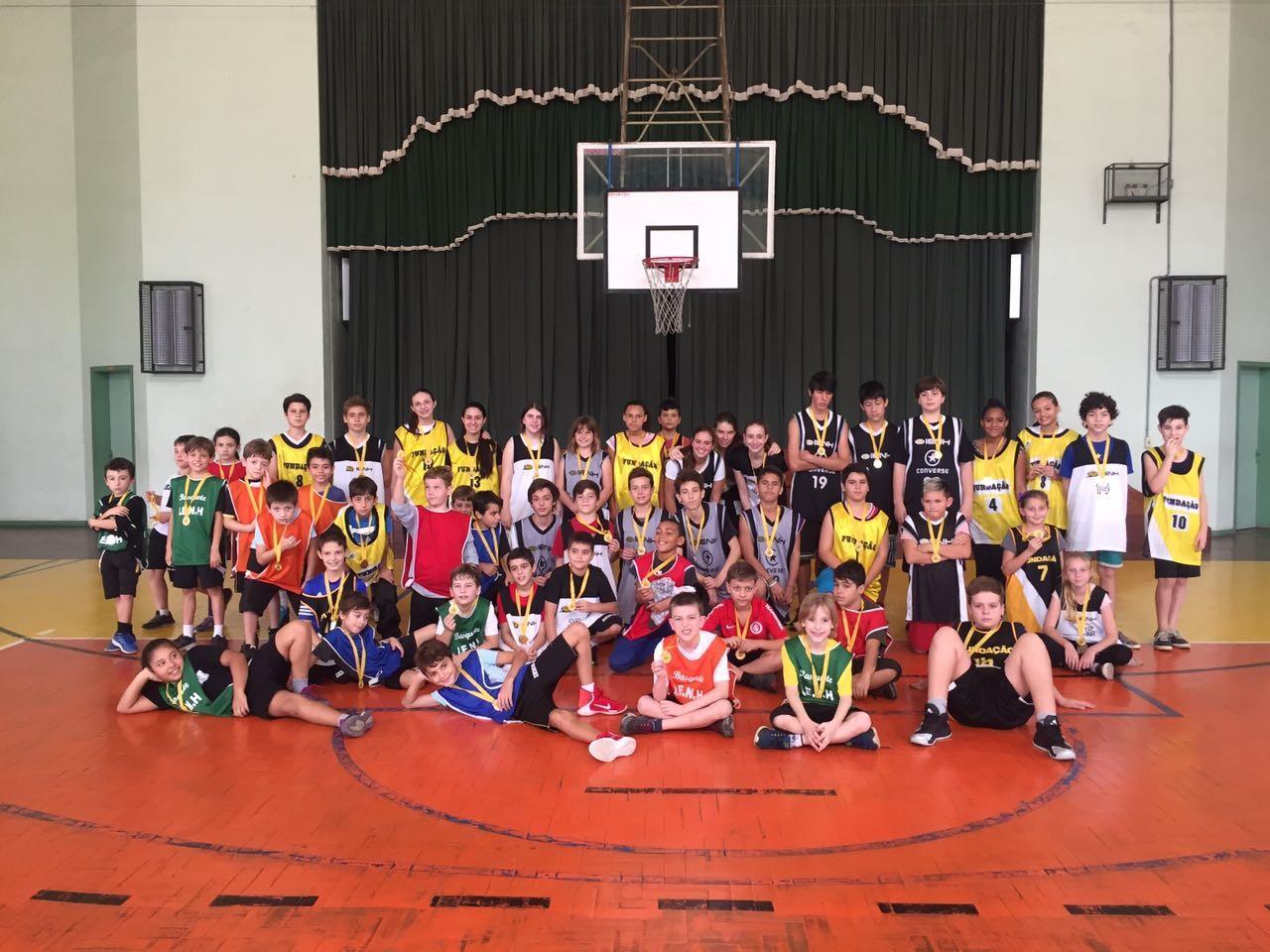 IENH realiza festival de basquete