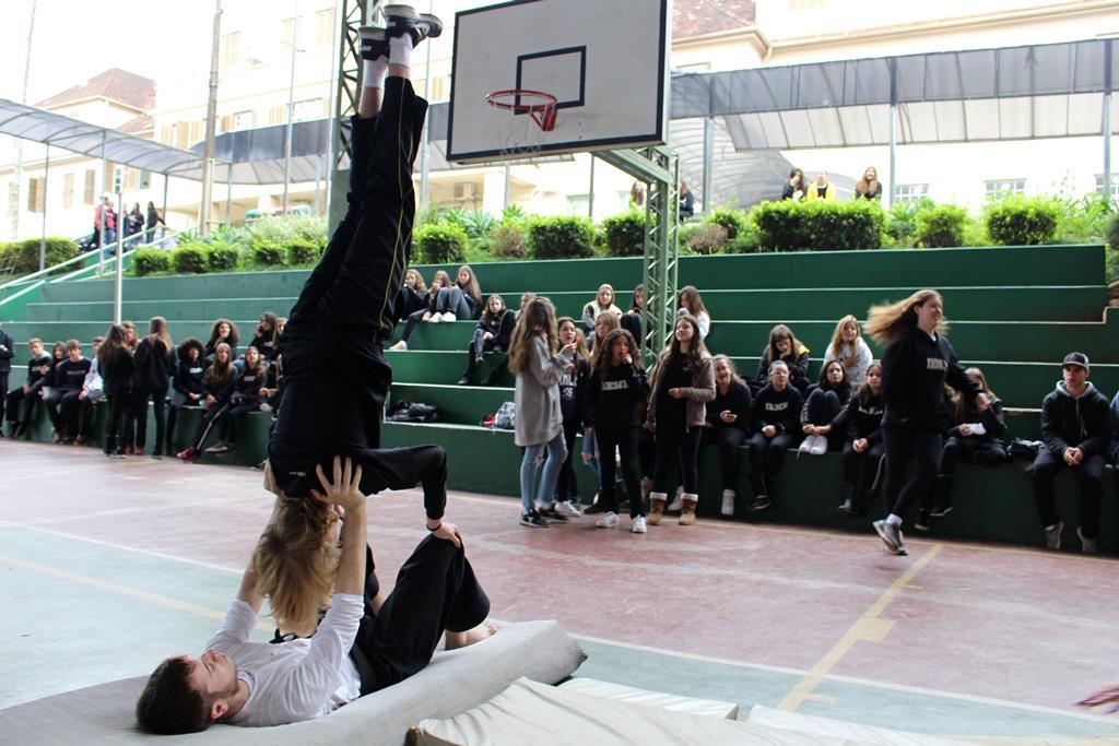 Intervalo com acrobacias na Unidade Fundação Evangélica