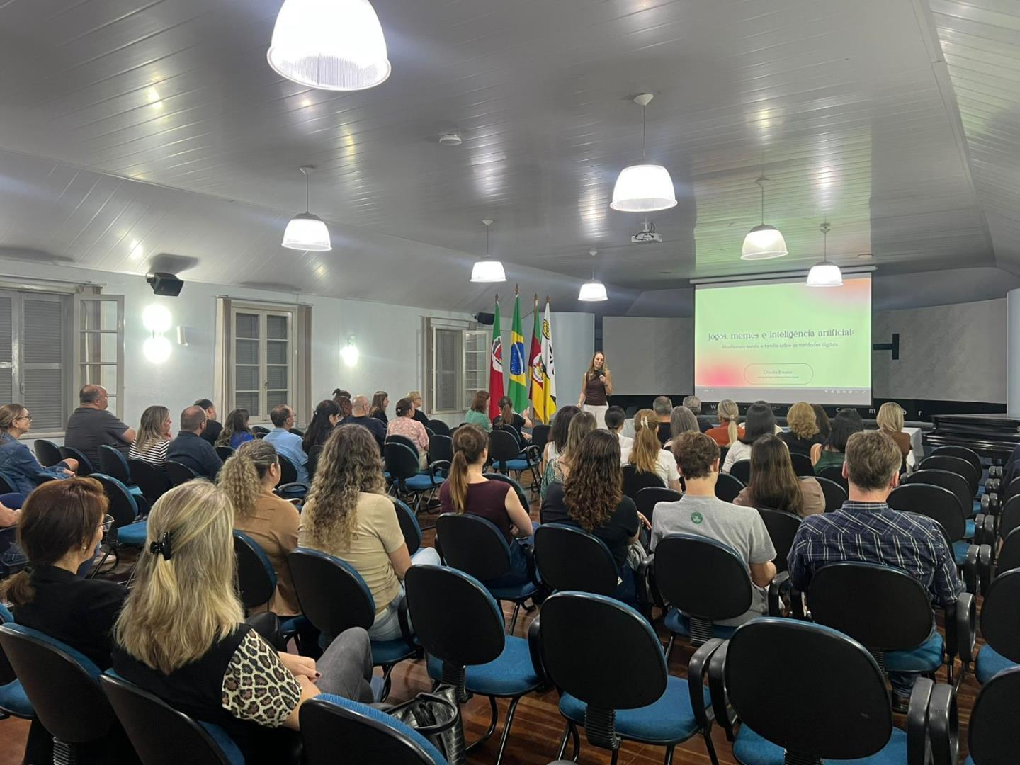 Jogos, memes, curtidas e inteligência artificial pautam palestra para pais na IENH