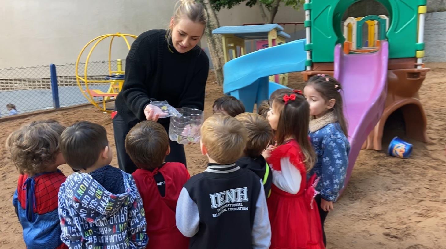 Kindergarten 3B da Unidade Oswaldo Cruz celebra estudos sobre o ciclo de vida