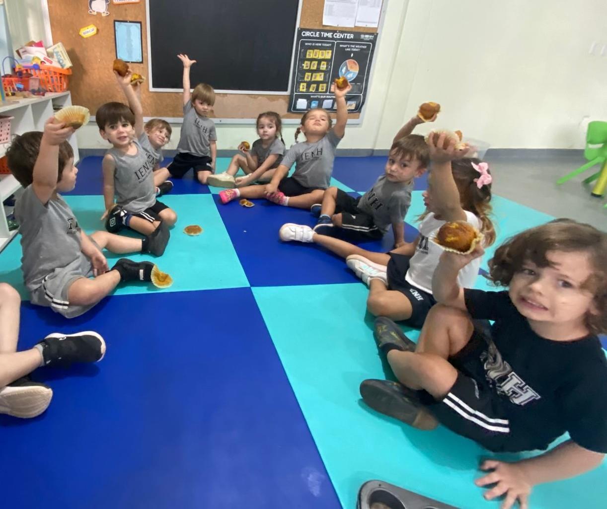 Kindergarten 3B da Unidade Oswaldo Cruz vivencia atividade sobre a Páscoa