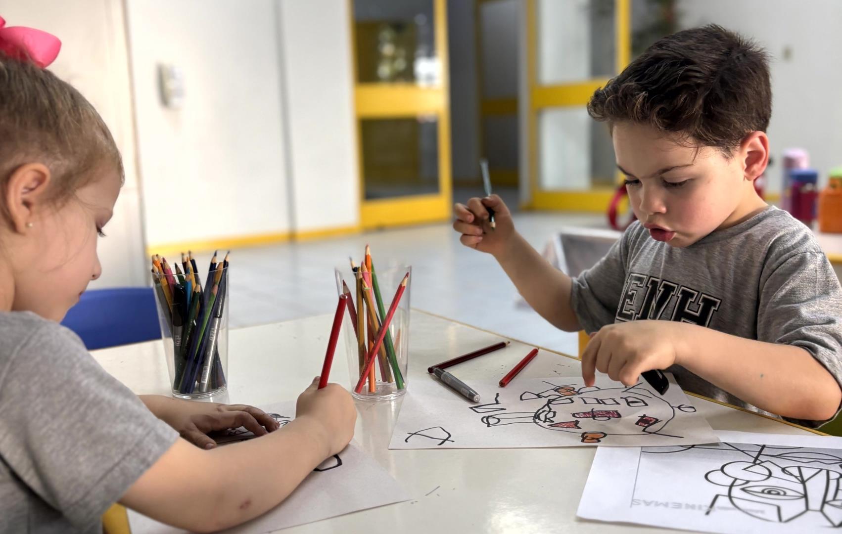 Kindergarten 4C da Unidade Pindorama explora a identidade por meio das formas geométricas Kindergarten 4C da Unidade Pindorama explora a identidade por meio das formas geométricas