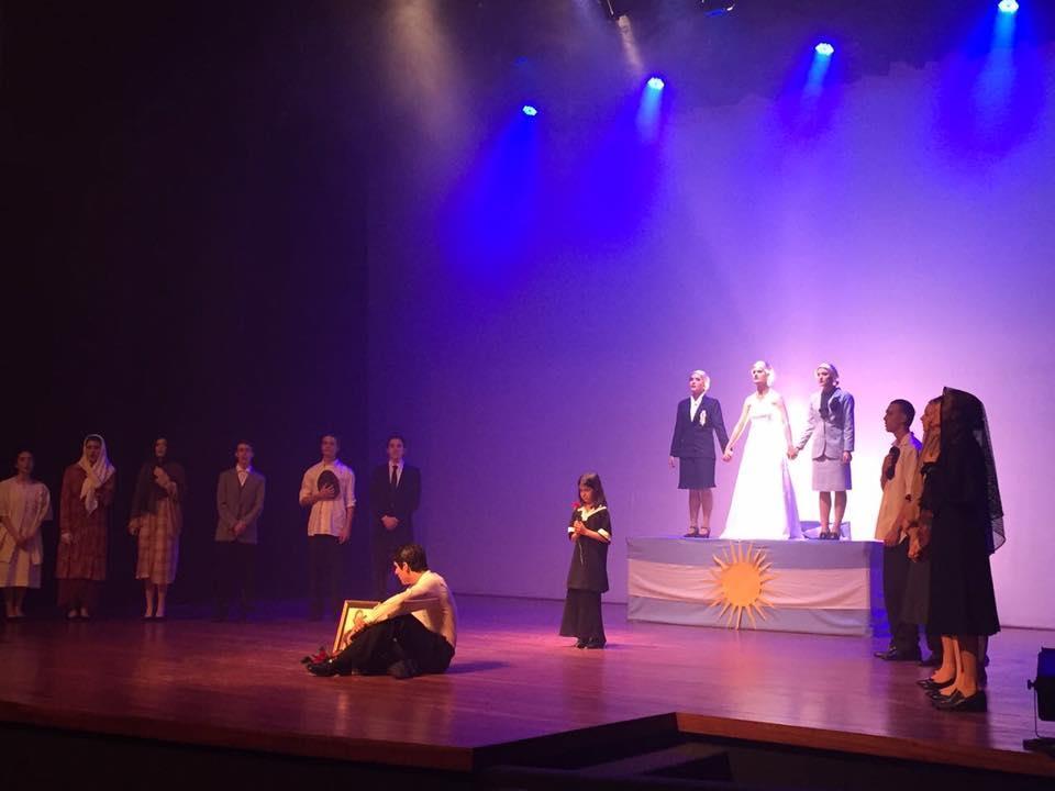 "LA PASIÓN DE EVA PERÓN" é interpretada por alunos da IENH no palco do CEI