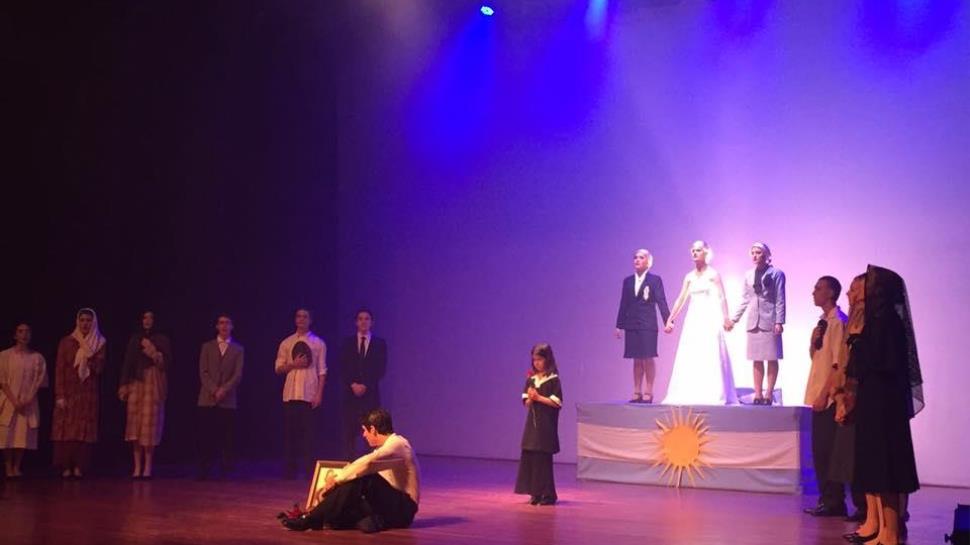 "LA PASIÓN DE EVA PERÓN" é interpretada por alunos da IENH no palco do CEI