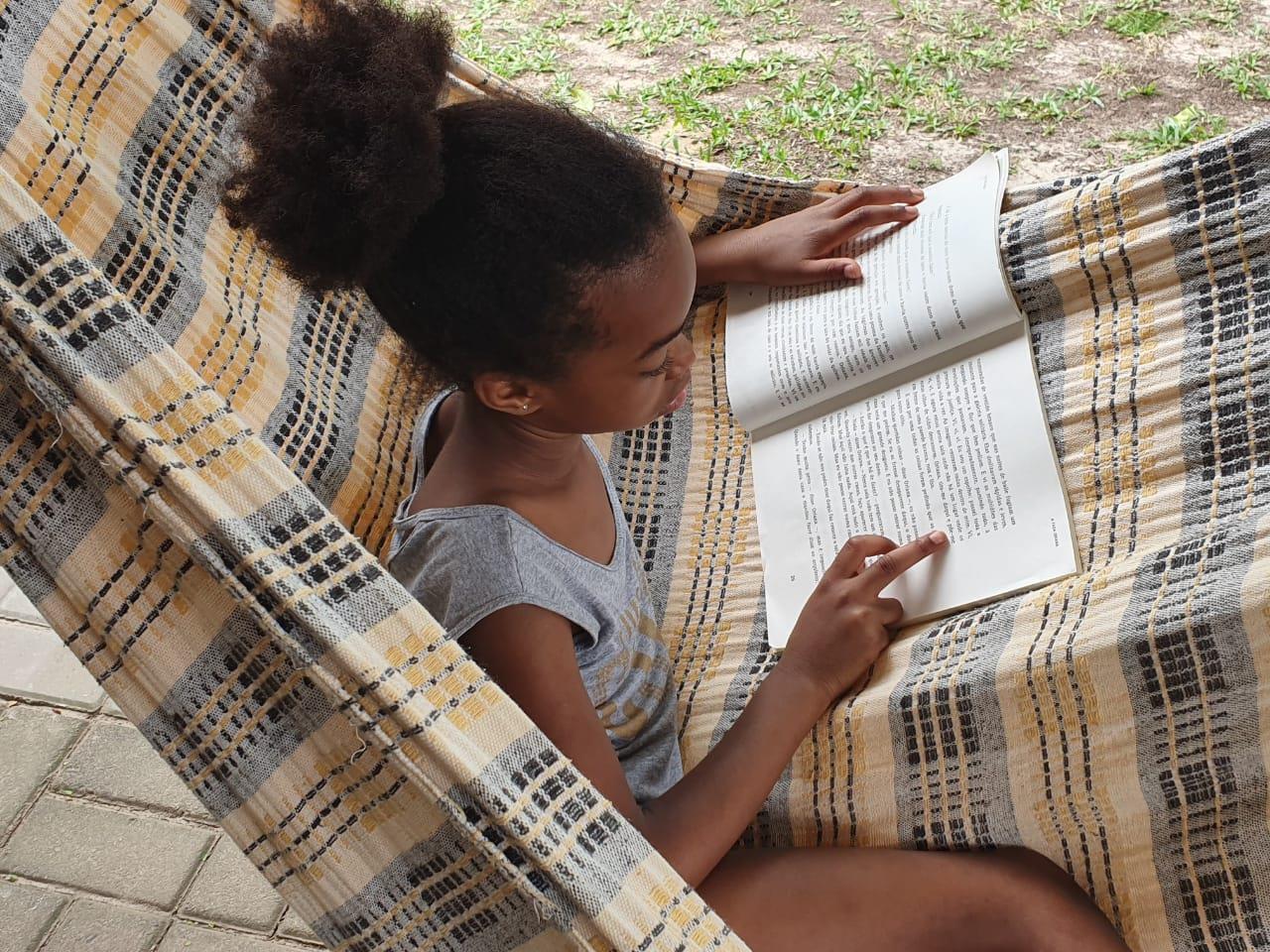 Leitura maluca: estudantes compartilham fotos do momento de leitura em casa