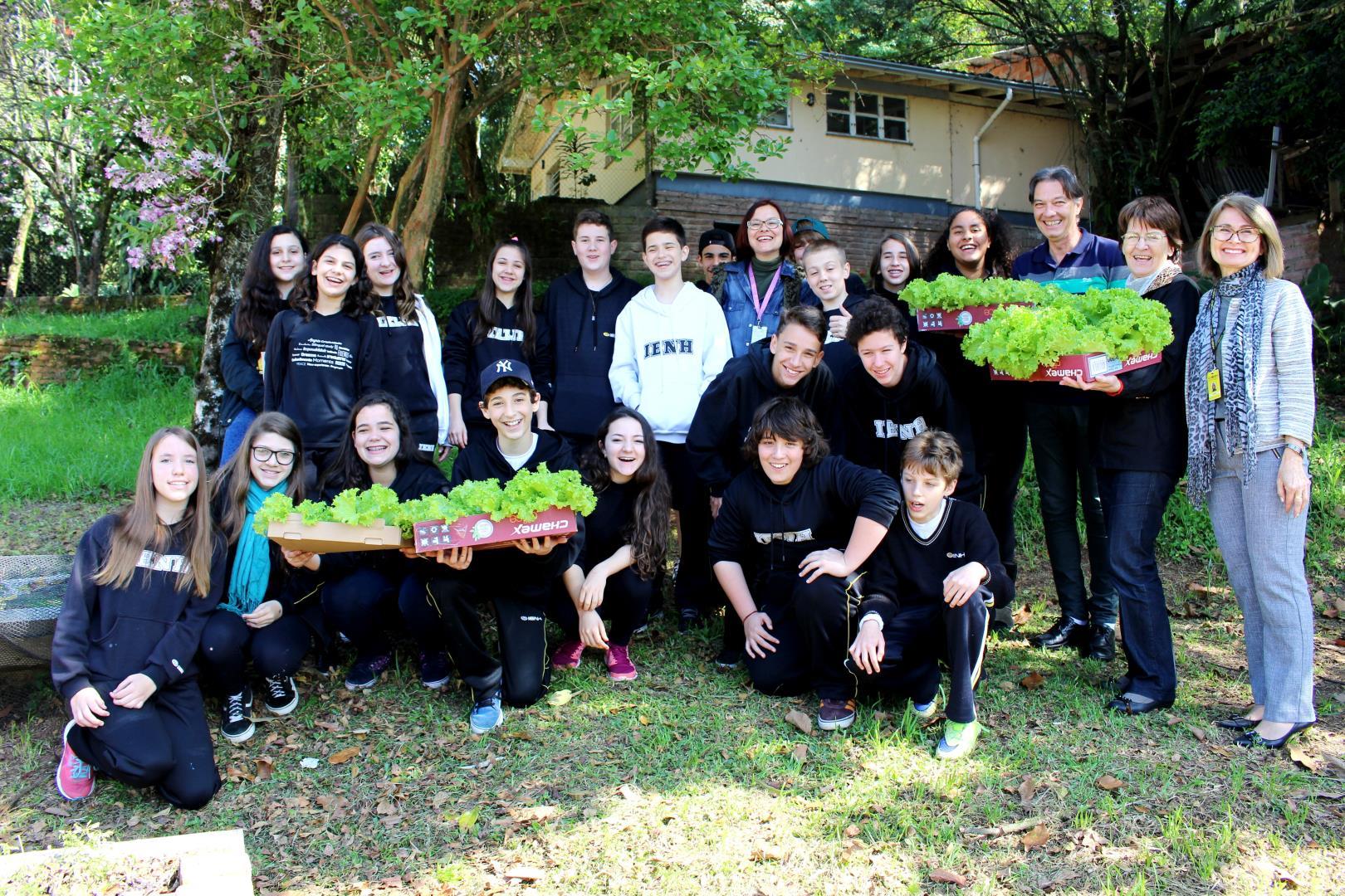 Lição de Responsabilidade Socioambiental: alunos entregam alfaces  para entidades sociais