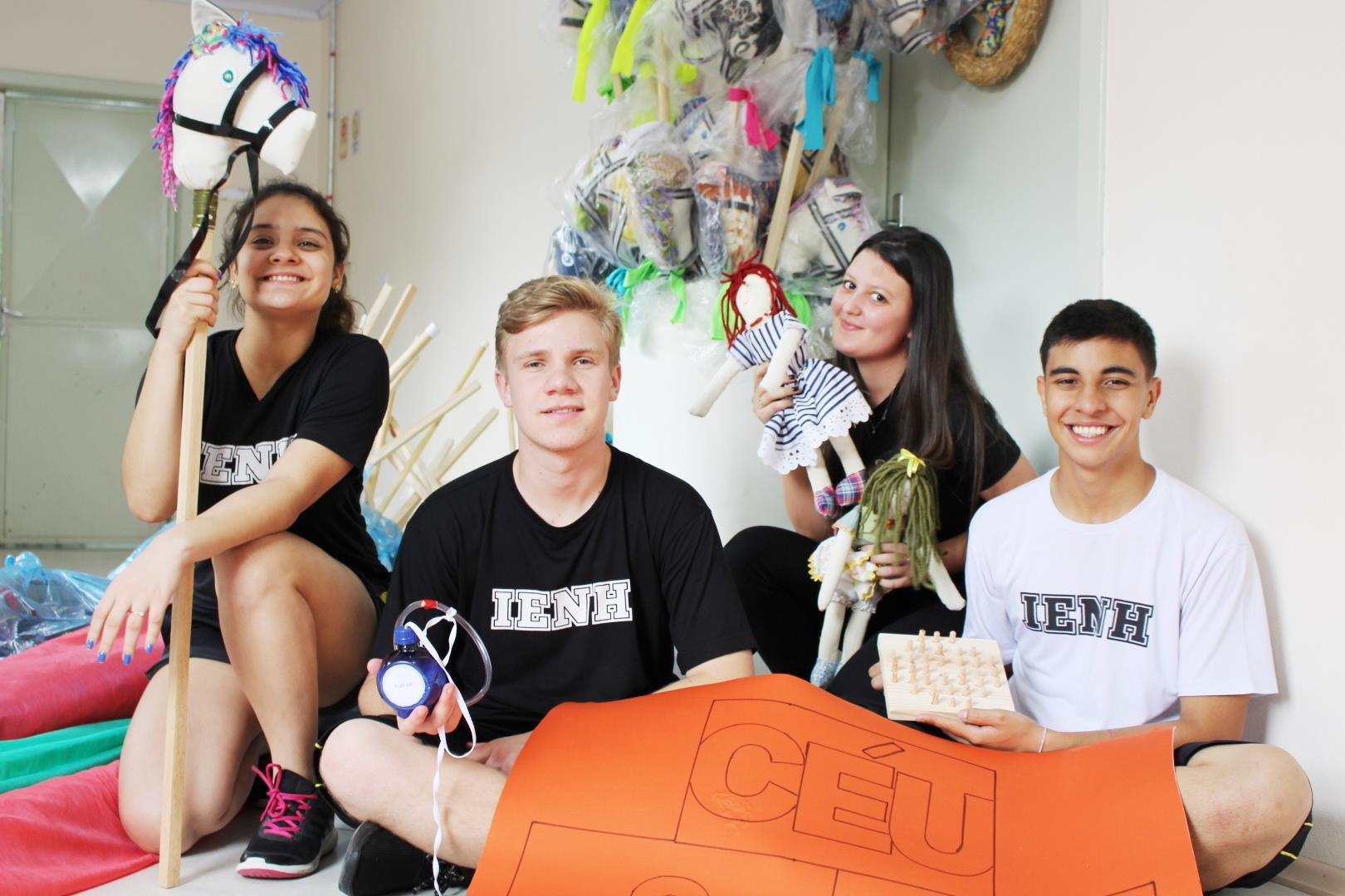 Lição de solidariedade e sustentabilidade: alunos da IENH constroem brinquedos para doação