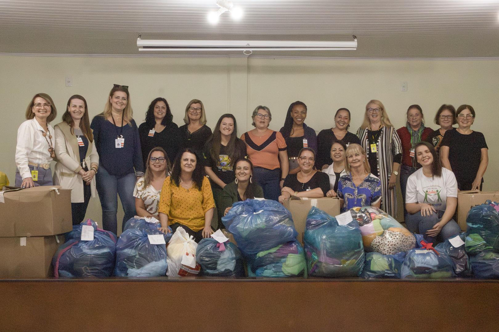 Mais de 1 800 roupas são doadas pelo Grupo de Mulheres Voluntárias Ellos da IENH
