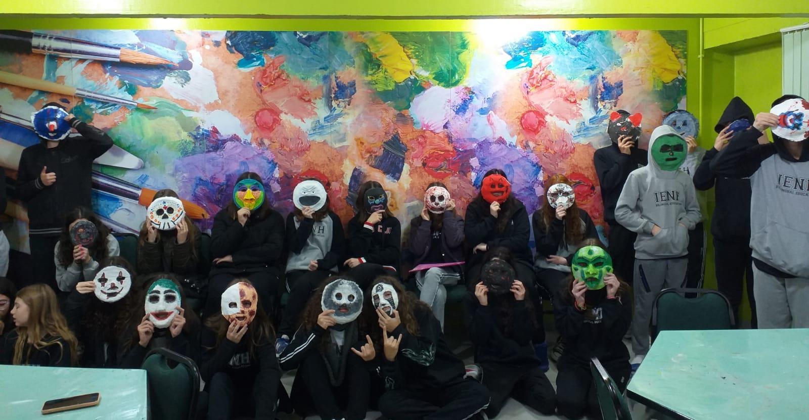 Máscaras são confeccionadas por alunos em proposta interdisciplinar entre Arte e Teatro