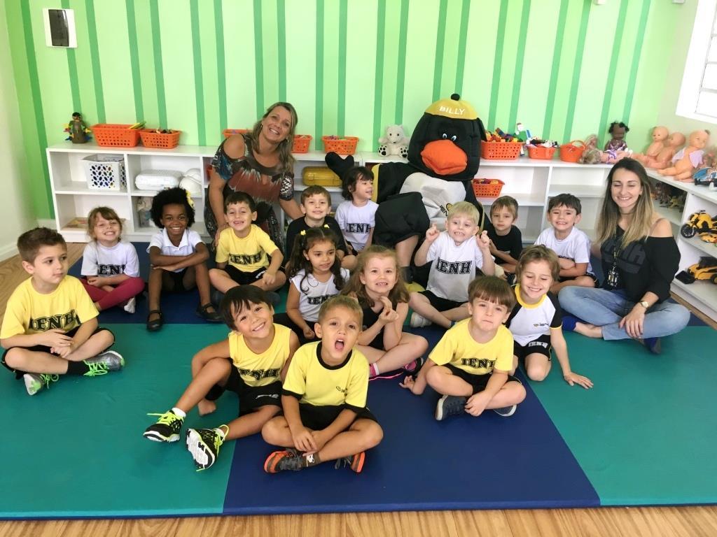 Mascote do Currículo Bilíngue da IENH motiva estudos sobre os pinguins na Educação Infantil